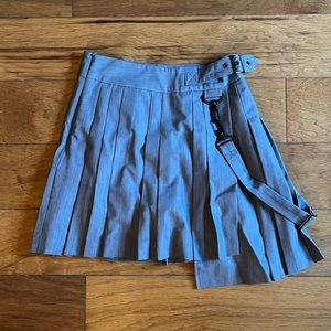 gray pleated skirt